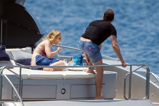 Emily Blunt feet photo thumbnail
