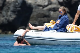 Emily Blunt feet photo thumbnail