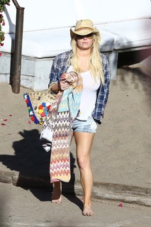 Jessica Simpson feet photo thumbnail