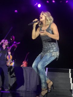 Carrie Underwood feet photo thumbnail