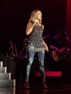 Carrie Underwood feet photo thumbnail