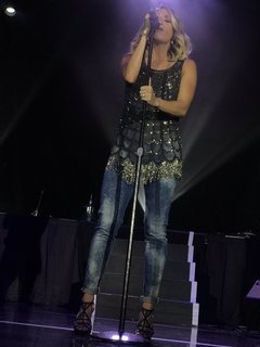 Carrie Underwood feet photo thumbnail