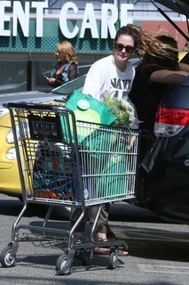 Drew Barrymore feet photo thumbnail