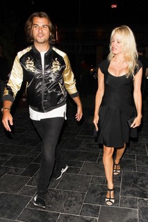 Pamela Anderson feet photo thumbnail