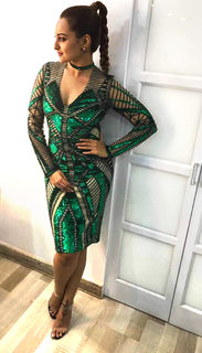 Sonakshi Sinha feet photo thumbnail