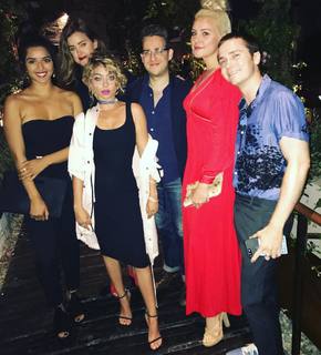 Sarah Hyland feet photo thumbnail