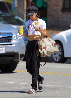 Vanessa Hudgens feet photo thumbnail
