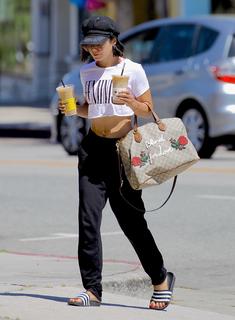Vanessa Hudgens feet photo thumbnail