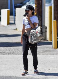 Vanessa Hudgens feet photo thumbnail