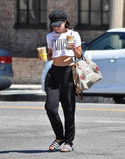 Vanessa Hudgens feet photo thumbnail