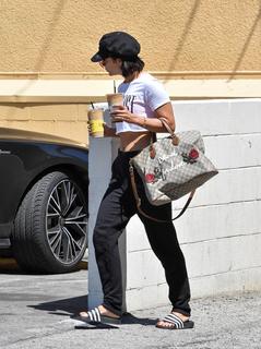 Vanessa Hudgens feet photo thumbnail