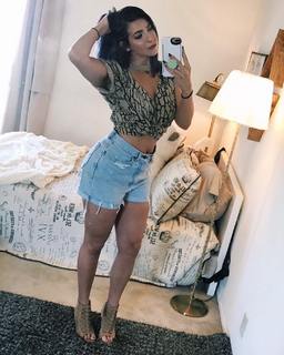 Gabbie Hanna feet photo thumbnail
