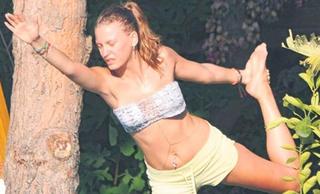Serenay Sarikaya feet photo thumbnail