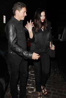 Liv Tyler feet photo thumbnail