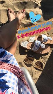 Reese Witherspoon feet photo thumbnail