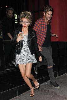 Sarah Hyland feet photo thumbnail