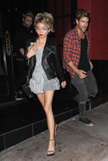 Sarah Hyland feet photo thumbnail