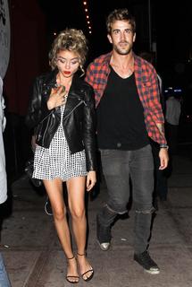 Sarah Hyland feet photo thumbnail
