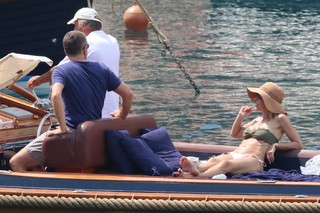 Gillian Anderson feet photo thumbnail