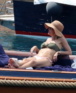 Gillian Anderson feet photo thumbnail