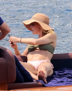 Gillian Anderson feet photo thumbnail