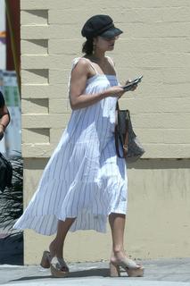 Vanessa Hudgens feet photo thumbnail