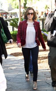 Alyssa Milano feet photo thumbnail