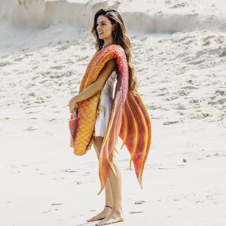 Isis Valverde feet photo thumbnail