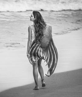 Isis Valverde feet photo thumbnail
