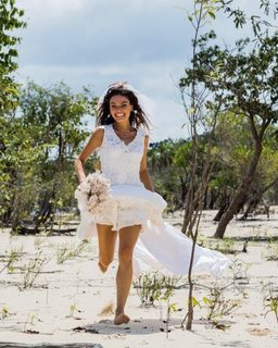 Isis Valverde feet photo thumbnail