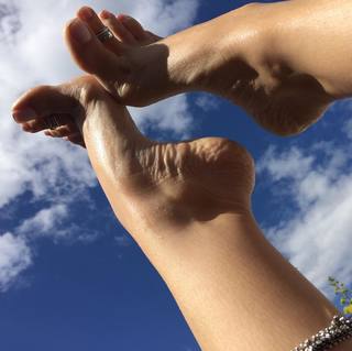 Karin Klemp feet photo thumbnail