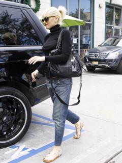 Gwen Stefani feet photo thumbnail