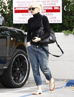 Gwen Stefani feet photo thumbnail