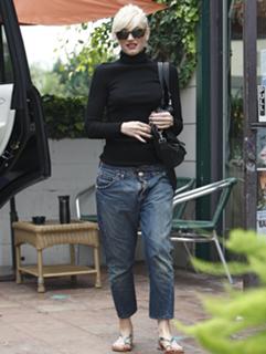 Gwen Stefani feet photo thumbnail