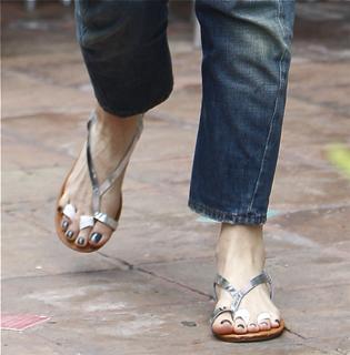 Gwen Stefani feet photo thumbnail