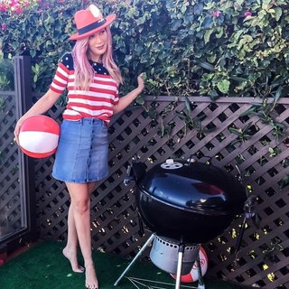 Tori Spelling feet photo thumbnail