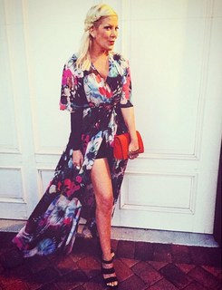 Tori Spelling feet photo thumbnail