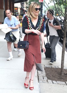 Kirsten Dunst feet photo thumbnail