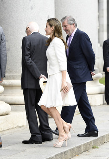 Queen Letizia of Spain feet photo thumbnail