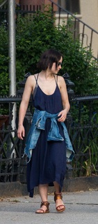 Olivia Wilde feet photo thumbnail
