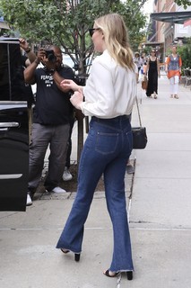 Kirsten Dunst feet photo thumbnail