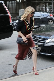 Kirsten Dunst feet photo thumbnail