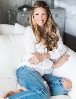 Daisy Fuentes feet photo thumbnail