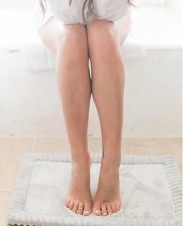 Daisy Fuentes feet photo thumbnail