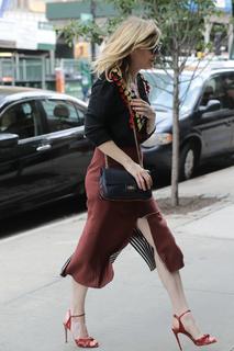 Kirsten Dunst feet photo thumbnail