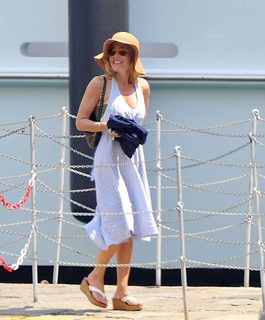 Gillian Anderson feet photo thumbnail