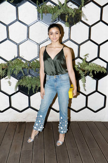 Alia Bhatt feet photo thumbnail