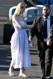 Elle Fanning feet photo thumbnail
