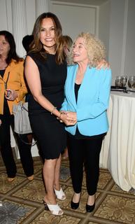 Mariska Hargitay feet photo thumbnail