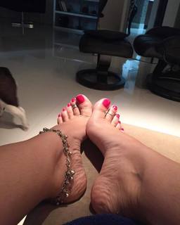 Karin Klemp feet photo thumbnail